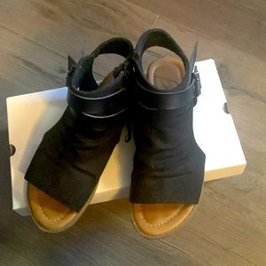 Blow fish black sandals